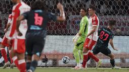 Gelandang Manchester City, Jason McAtee (kanan) mencetak gol pertama timnya ke gawang Bayern Munchen pada laga pramusim 2023/2024 bertajuk Audi Football Summit di Stadion Nasional Tokyo, Jepang, Rabu (26/7/2023) malam WIB. (AFP/Kazuhiro Nogi)