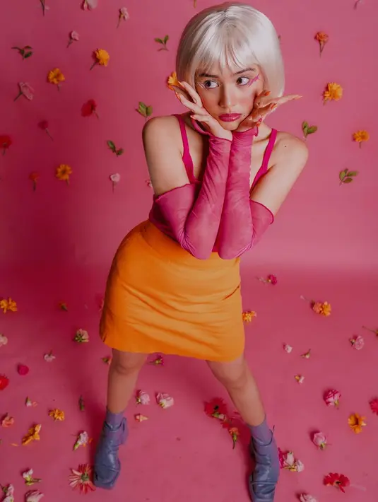 Visual juga dibuat dengan dominasi warna pink, dipadukan dengan beberapa warna lain seperti mustard dan sentuhan lilac. (Instagram @bebytsabina)