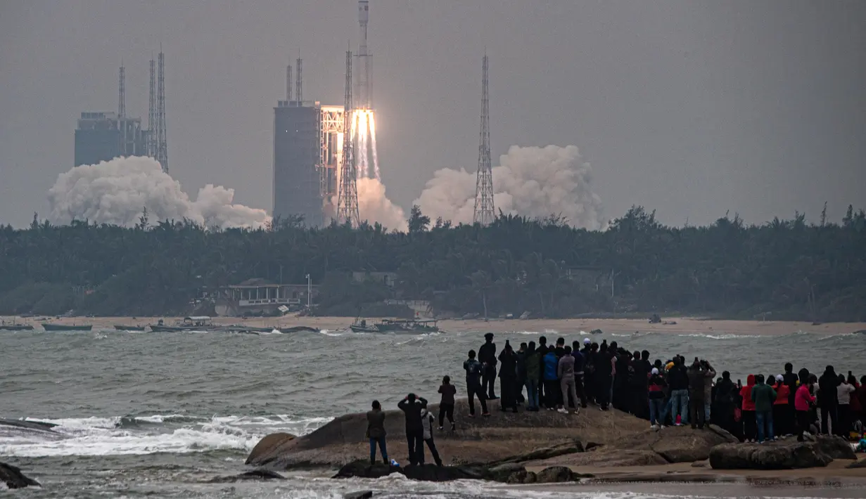 Warga menyaksikan peluncuran perdana roket milik China, Long March-8 di Provinsi Hainan, China selatan (22/12/2020). Roket pengangkut dengan daya angkut medium baru milik China, Long March-8, lepas landas dari Situs Peluncuran Wahana Antariksa Wenchang. (Xinhua/Pu Xiaoxu)