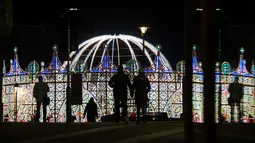 Sebuah instalasi seni "Dome and Arches, Luminarie de Cagna" menghiasi Market Place pada Festival Cahaya Lumiere Durham di Inggris utara, 15 November 2017. Festival cahaya terbesar di Inggris ini melibatkan seniman lokal dan internasional. (OLI SCARFF/AFP)