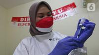 Vaksinator menyiapkan vaksin COVID-19 dosis ketiga atau booster kepada tenaga kesehatan di RSUD Matraman, Jakarta, Jumat (6/8/2021). Pemberian vaksin dosis ketiga atau booster kepada tenaga kesehatan di Indonesia ditargetkan rampung pada pekan kedua Agustus 2021. (Liputan6.com/Herman Zakharia)