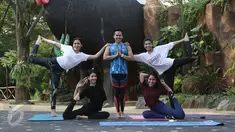 Jessica Iskandar (Jedar) melakukan Acroyoga bersama GirlsSquad di Fauna Land, Ancol, Jakarta, Kamis (6/4). Ia mengajak Chacha Frederica, Dr. Irene dan Karenina Sani dengan didampingi instruktur Yoga yaitu Fajar Putra. (Liputan6.com/Herman Zakharia)