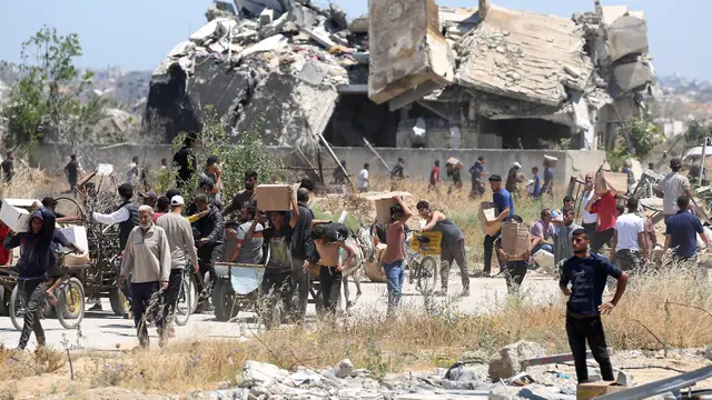 Potret Ribuan Warga Gaza Serbu Pusat Distribusi Bantuan Kemanusiaan
