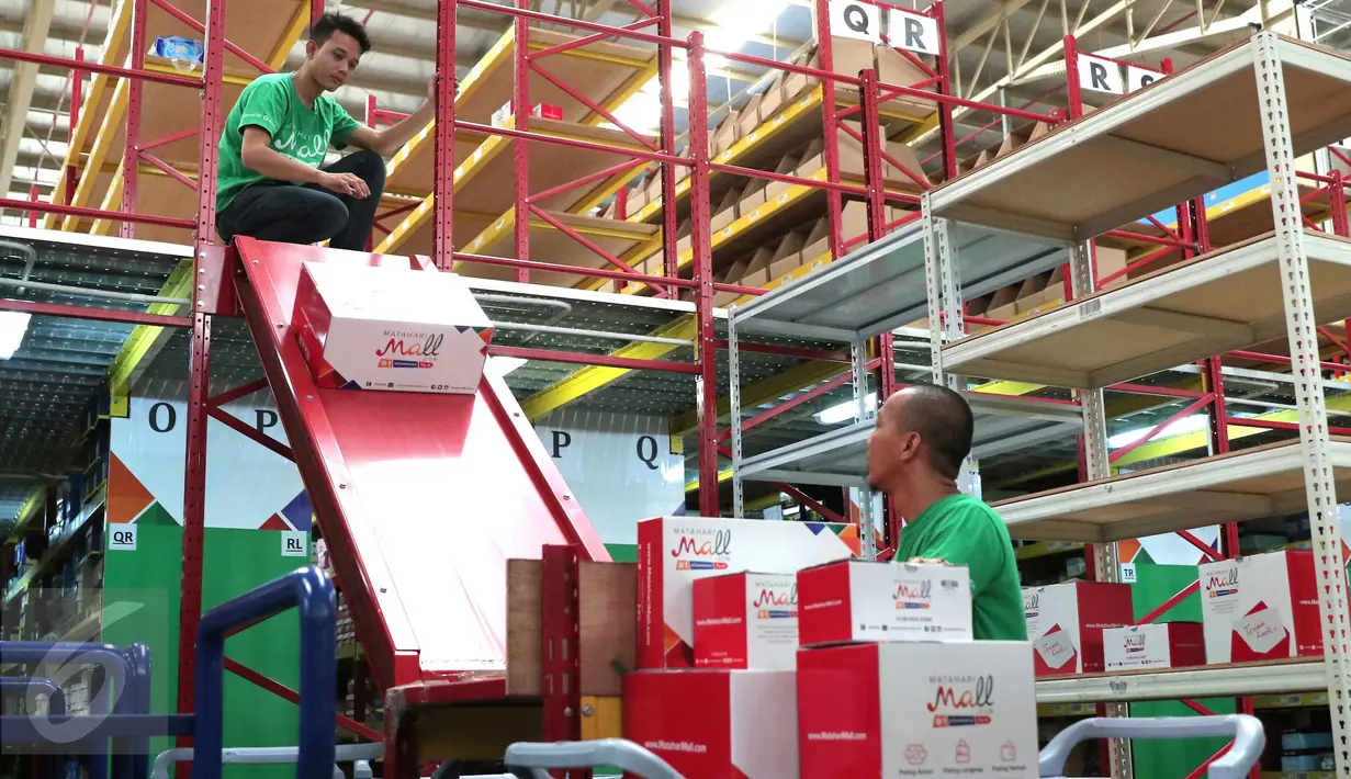 Aktivitas pekerja di gudang Mataharimall.com di Jakarta, Rabu (20/1/2016). Pemerintah melalui Kementerian Koordinator Bidang Perekonomian akhirnya menetapkan perihal road map e-Commerce. (Liputan6.com/Angga Yuniar)