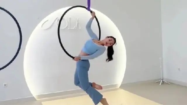 Potret Dinda Kirana saat Jalani Aerial Hoop (credit: instagram/dindakirana.s)