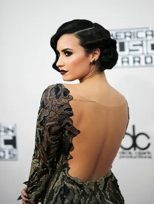 Penyanyi Demi Lovato saat menghadiri ajang American Music Awards 2015 di Los Angeles , California, Minggu (22/11). (REUTERS/David McNew)