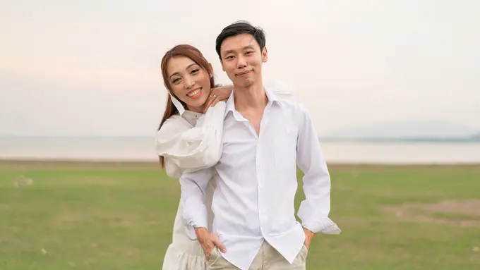 couple romantis bahagia menikah