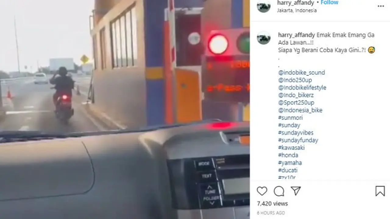 Emak-Emak Naik Motor dengan Santai Bayar dan Masuk Tol (Ist)