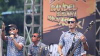 Grup band yang digawangi Tresno Riadi (vokal), Micky (bass), Yoss (gitar), Arie Hardjo (drum), Billy (gitar) dan Anto (trombone) ini mampu membuat ribuan penonton bernyanyi bersama dan bernostalgia dengan lagu-lagu Tipe-X. (Andy Masela/Bintang.com)