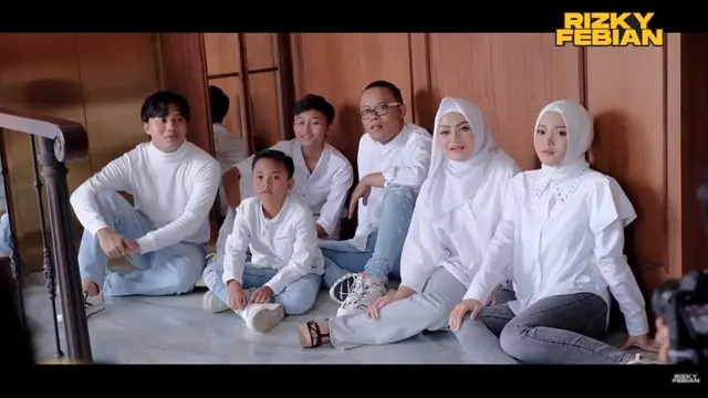 6 Pemotretan Keluarga Sule Bersama Nathalie Holscher, Tampil Kompak Berbusana Putih