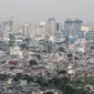 Deretan rumah yang berdempetan dengan padat terlihat dari kawasan Jembatan Besi, Jakarta, 5 Juni 2016. Tingkat kepadatan penduduk yang tinggi memicu berbagai permasalahan, dari tata ruang, kemiskinan hingga kriminalitas. (Liputan6.com/Faizal Fanani)