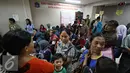 Warga menunggu untuk mendaftarkan akte kelahiran di Sudin Kependudukan dan Catatan Sipil Kotamadya, Jakarta Timur, Senin (28/12). Meskipun antre, namun ratusan warga tetap antusias mendaftarkan akte kelahiran serta e-KTP. (Liputan6.com/Immnuel Antonius) 