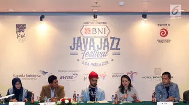 Direktur Java Festi¬val Production Dewi Gontha bersama pihak terkait dan sponsor menyampaikan keterangan pers seputar Jakarta International Java Jazz Festival 2018 di Jakarta, Rabu (28/2). (Liputan6.com/Immanuel Antonius)