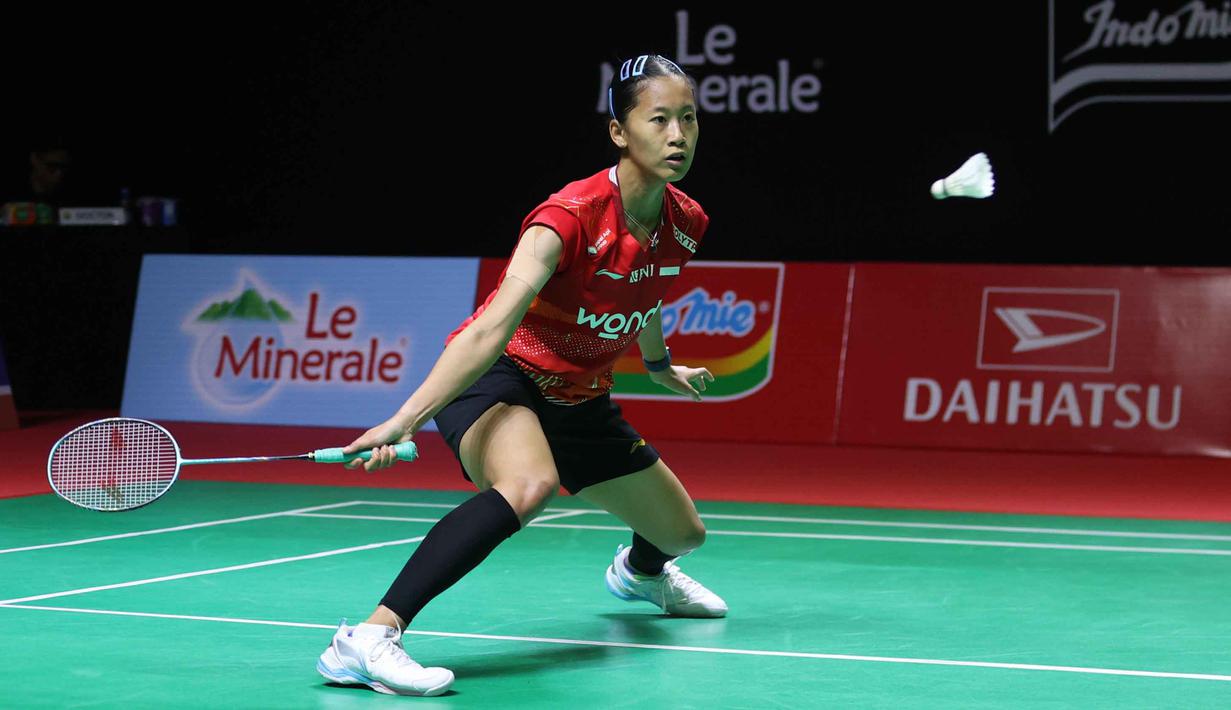Kekalahan Putri KW memastikan Indonesia tanpa wakil tunggal putri di perempat final Indonesia Masters 2026. Tampak dalam foto, pebulu tangkis tunggal putri Indonesia, Putri Kusuma Wardani saat bertanding melawan wakil Taiwan, Huang Yu-Hsun, pada babak 16 besar Indonesia Masters 2026 di Istora Gelora Bung Karno, Senayan, Jakarta, Kamis (22/1/2026). (Bola.com/M Iqbal Ichsan)