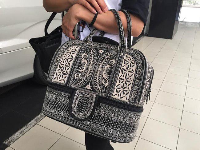 Olivia mengakui bahwa dirinya senang memakai tas etnik dari Aceh | foto: copyright vemale/yuni