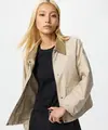Memilih outer sesuai bentuk tubuh dapat membantu menemukan model outer yang nyaman dan membuat penampilan terlihat lebih seimbang. (Foto/Dok: Uniqlo)
