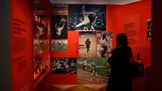Seorang pengunjung berjalan melewati pameran "Olympism, Sejarah Dunia 1896-2024" di Museum Nasional Sejarah Imigrasi Prancis, Paris, Rabu, 24 April 2024. (AP Photo/Thibault Camus)