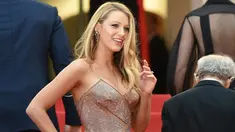 Aktris cantik Blake Lively saat tiba dalam pembukaan dan screening film "Cafe Society" dalam Festival Film Cannes ke-69  di Prancis, Rabu (11/6). Istri dari aktor Ryan Reynolds  itu mencuri perhatian dengan busana seksinya. (Alberto PIZZOLI/AFP)