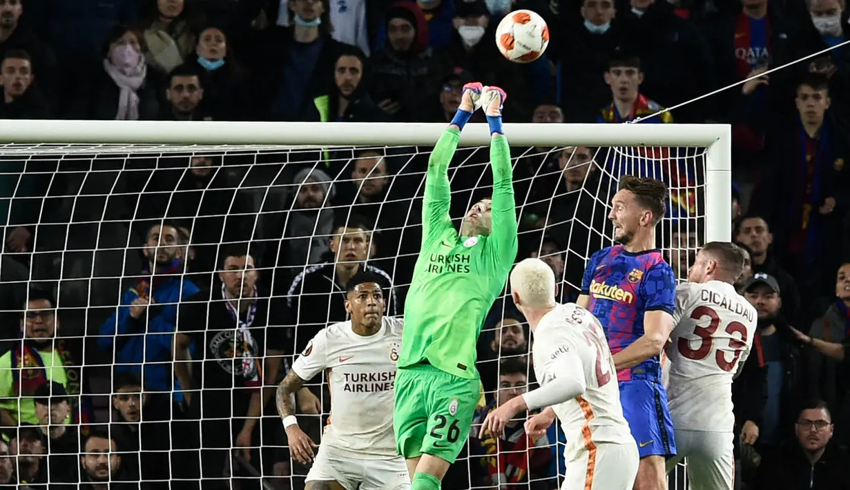 Barcelona mendominasi jalannya pertandingan dengan penguasaan bola  mencapai 68 persen, Namun, kokohnya lini belakang Galatasaray membuat mereka gagal mencetak satu gol pun pada laga ini. (AFP/Josep Lago)
