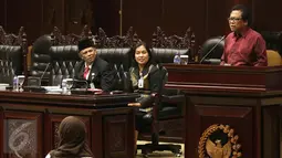 Wakil Ketua MPR RI, Oesman Sapta saat acara Sosialisasi Empat Pilar di Kompleks Parlemen, Jakarta, Rabu (30/9/2015). Acara sosialisasi empat pilar ini diikuti oleh siswa dari SMA 285 Jakarta. (Liputan6.com/Johan Tallo)