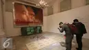 Sejumlah pengunjung mengambil gambar salah satu karya dalam pameran fotografi bertema Abad Fotografi di Galeri Nasional, Jakarta, Selasa (15/11). (Liputan6.com/Gempur M. Surya)