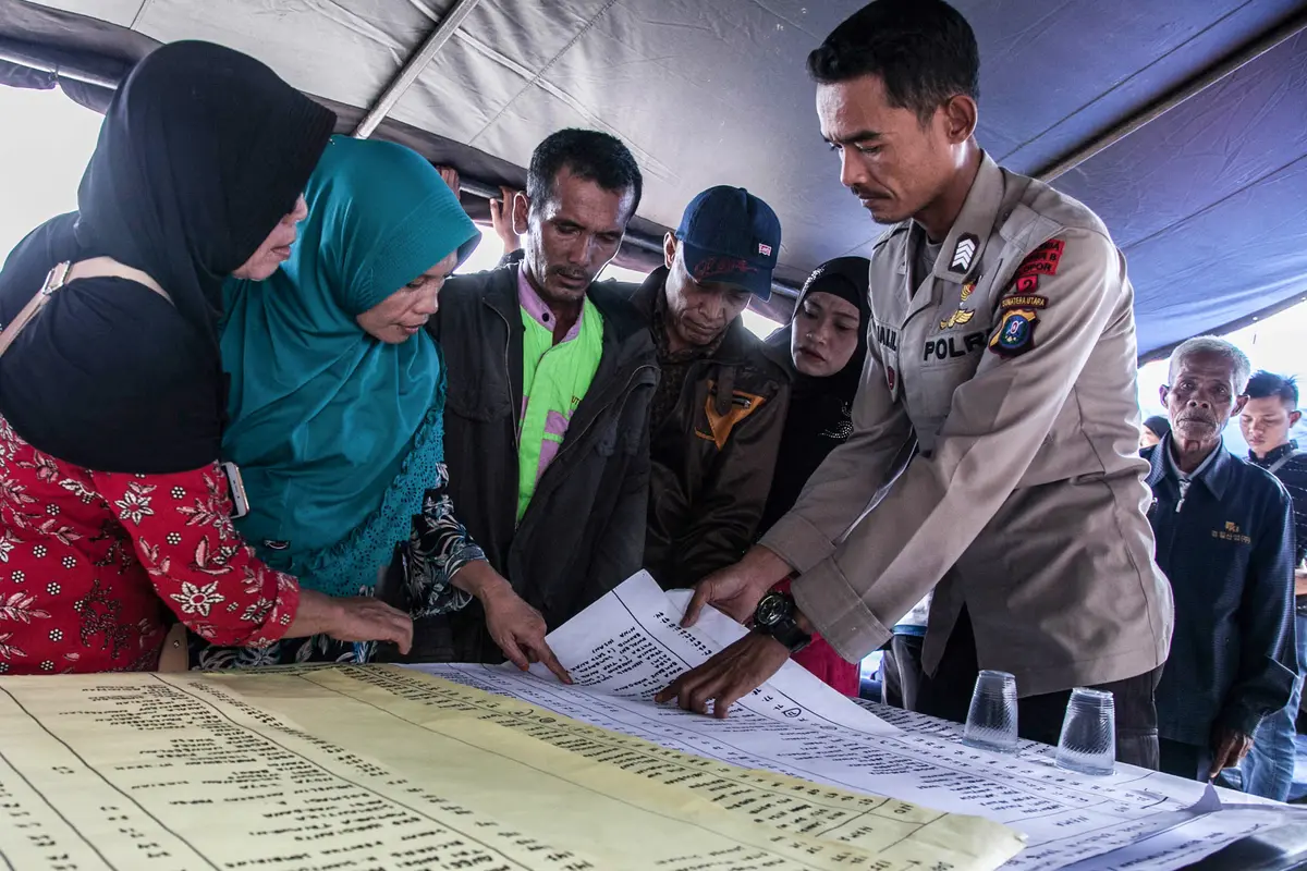 Keluarga Korban Kapal Tenggelam di Danau Toba
