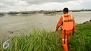 Petugas menyusur tepi pantai saat mencari korban latihan terjun payung  yang jatuh di seputar perairan pantai Semarang, Selasa (7/2). Latihan tersebut merupakan latihan yang rutin dan sudah terprogram. (Liputan6.com/Gholib)