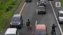 <p>Pedagang menawarkan daganganya ke para pemudik di Jalan tol Cikopo - Palimanan KM 73, Purwakarta, Jawa Barat, Sabtu (30/4/2022). Padatnya arus lalu lintas ruas tol trans jawa, membuat pedagang asongan turun ke jalan. (Liputan6.com/Herman Zakharia)</p>