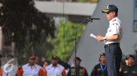 Menhub, Ignasius Jonan memimpin upacara saat menggelar pasukan gabungan untuk angkutan lebaran 2015 di Kemenhub, Jakarta, Kamis (2/7/2015). Kemenhub berkewajiban melancarkan arus mudik-balik lebaran 2015. (Liputan6.com/Herman Zakharia)