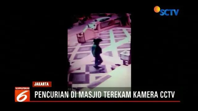 Seseorang yang diduga pengemudi ojek online terekam kamera pengawas (CCTV) sedang mencuri beberapa pasang sepatu di sebuah masjid di Jakarta Timur. Aksi itu dilakukannya saat jemaah sedang melakukan salat Zuhur.