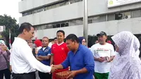 Menteri Pertanian Amran Sulaiman memberikan gajinya kepada tukang kebun Kementerian Pertanian bernama Amun di Jakarta. (Dok Kementan)