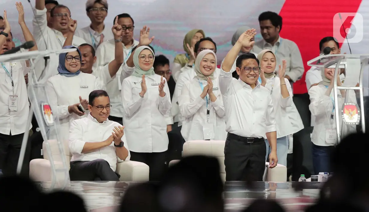 Cawapres nomor urut 1 Muhaimin Iskandar (kanan depan) melambaikan tangan sesaat sebelum Debat Keempat Pilpres 2024 di Jakarta Convention Center (JCC), Jakarta, Minggu (21/1/2024). (Liputan6.com/Angga Yuniar)