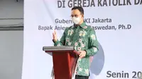 Gubernur DKI Jakarta Anies Baswedan memberikan IMG untuk Gereja Katolik Damai Kristus. (Foto: Istimewa).