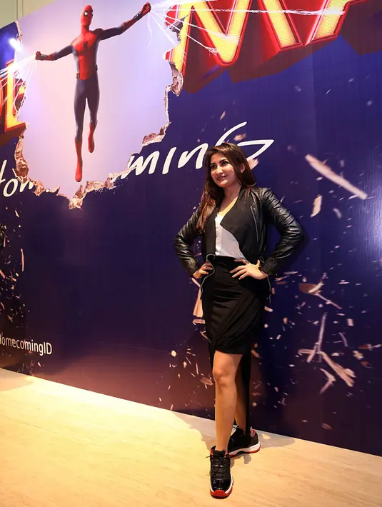 Meskipun bahagia, namun Sarah menunjukan ekspresi ketakutannya ketika digendong. Membentangkan tangan saat dirinya dibopong Spider-Man, wajah Natalie terlihat sedikit takut. (Nurwahyunan/Bintang.com)