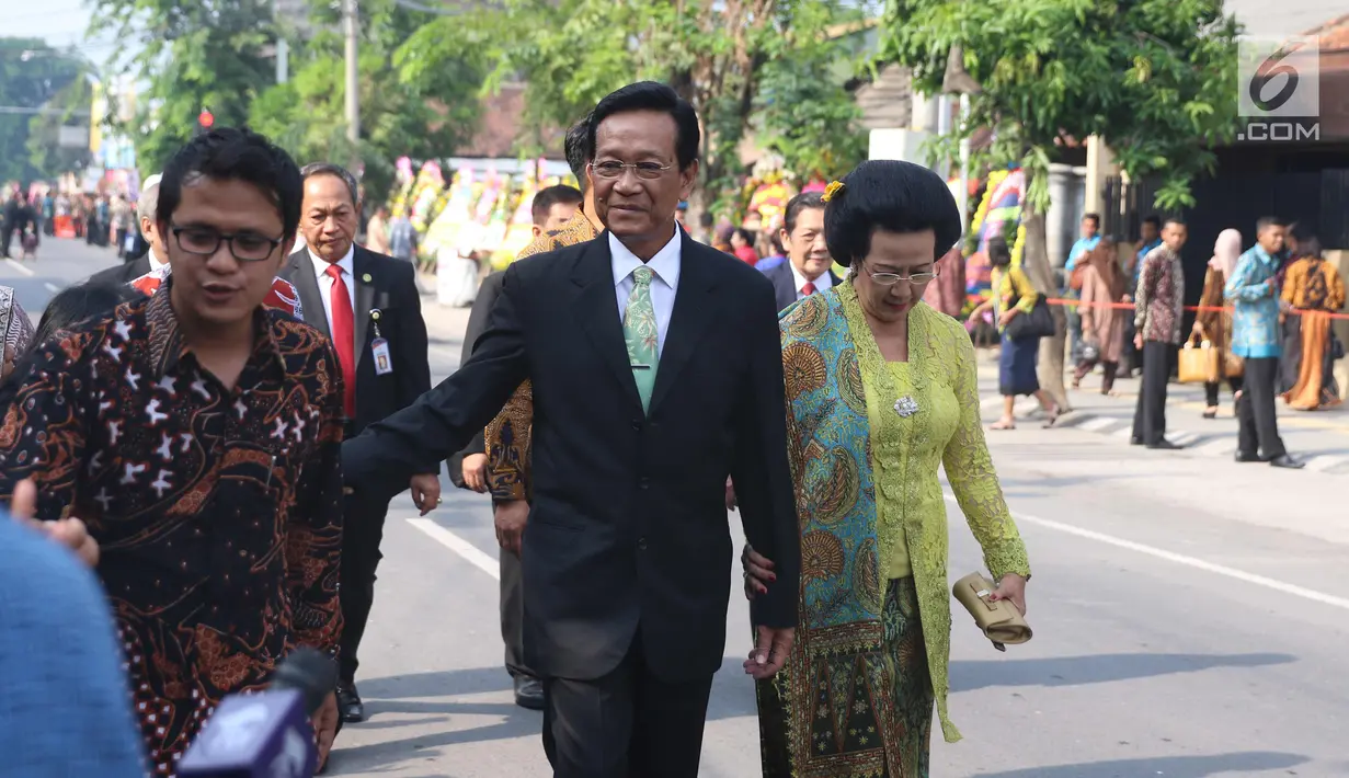 Raja Keraton Yogyakarta, Hamengku Buwono X menuju Gedung Graha Saba Buana, Solo, Rabu (8/11). Sejumlah tokoh nasional dan pejabat menghadiri Ijab Kabul pernikahan putri Presiden Jokowi, Kahiyang Ayu dengan Bobby Nasution (Liputan6.com/Angga Yuniar)