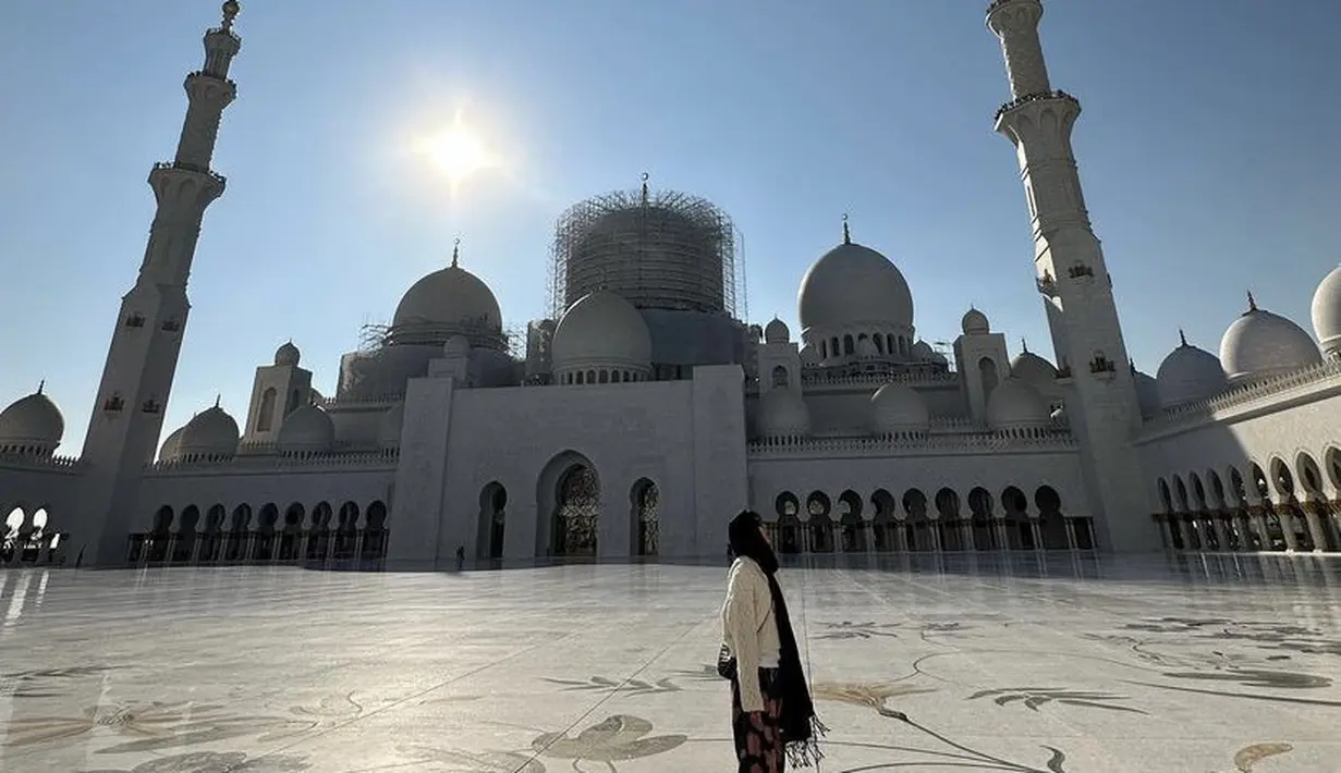 Jennie semakin terlihat chic dengan kacamata hitam dari Gentle Monster seharga Rp4 jutaan. (@jennierubyjane)