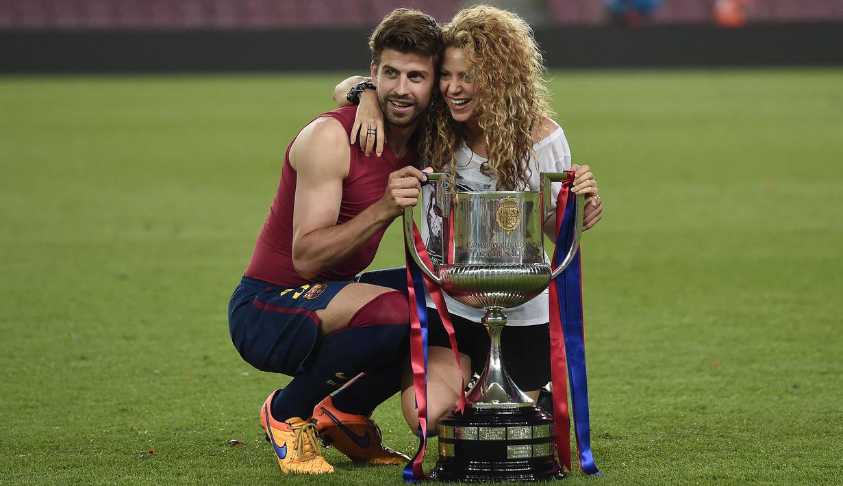 Karir percintaan Gerard Pique tak kalah bagus dari kisahnya di sepak bola. Dirinya beruntung mendapatkan Shakira yang menjadikannya pasangan hidup yang paling dicintai di dunia selama 11 tahun. Perjalanan cinta mereka berawal dari pertemuan di lokasi syuting video musik lagu resmi Piala Dunia FIFA, “Waka Waka”, pada 2010. (AFP/Josep Lago)