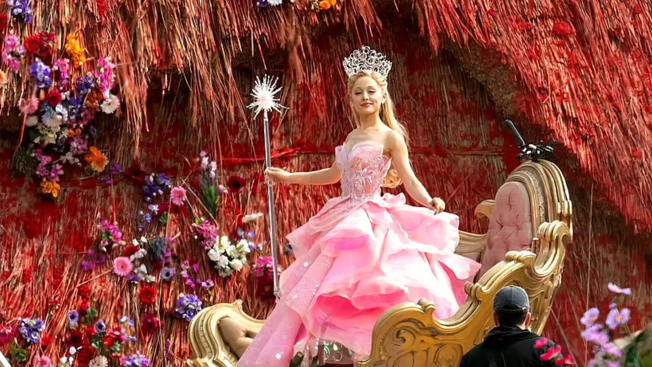 Ariana Grande tampil cantik sebagai Glinda di set film The Wicked