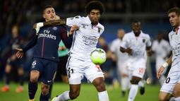 Gelandang PSG, Marco Verratti, berebut bola dengan gelandang Nice, Vincent Marcel, pada laga Ligue 1 Prancis di Stadion Parc des Princes, Paris, Jumat (27/10/2017). PSG menang 3-0 atas Nice. (AFP/Martin Bureau)