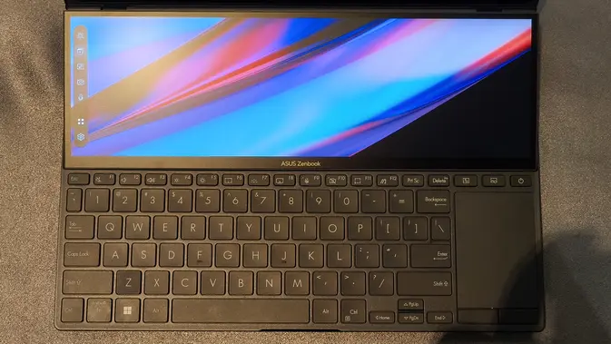 <p>Keyboard dan layar kedua Asus Zenbook Pro Duo OLED 14. (Liputan6.com/Labib Fairuz)</p>