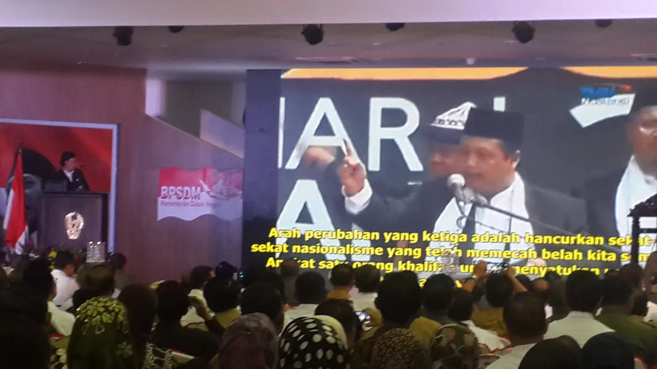 Mendagri Tjahjo Kumolo menunjukkan video mengenai HTI