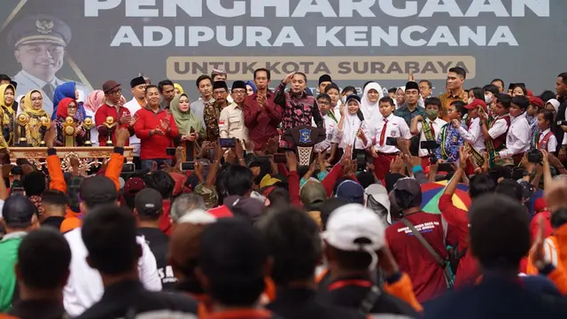 Wali Kota Surabaya Eri Cahyadi arak 14 penghargaan