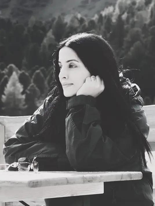 Celina Jaitley merupakan Miss India 2001. Ia pertama kali terjun ke dunia film melalui Janasheen pada 2003. Usianya sudah 36 tahun, akan tetapi ia tetap terlihat menawan. (Foto: instagram.com/celinajaitlyofficial)