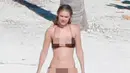 Model Victoria's Secrets ini nampak cantik dengan balutan bikini two pieces berwarna hitam. Penampilan Gigi saat di pantai Tahiti pun menjadi pusat perhatian. (Dailymail/Bintang.com) 