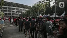 Antrean suporter timnas  Indonesia di area pintu masuk Stadion Utama Gelora Bung Karno (SUGBK), Jakarta Jumat (6/1/2023). Jelang duel Indonesia kontra Vietnam dalam laga leg pertama semifinal Piala AFF 2022, ribuan suporter mulai memadati area Stadion Utama Gelora Bung Karno sejak pukul 15.00 WIB. (Liputan6.com/Faizal Fanani)