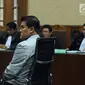 Terdakwa kasus dugaan korupsi e-KTP, Andi Agustinus alias Andi Narogong saat mengikuti sidang tuntutan di Pengadilan Tipikor, Jakarta, Kamis (7/12). Andi Narogong dituntut hukuman delapan tahun, denda satu milyar rupiah. (Liputan6.com/Helmi Fithriansyah)