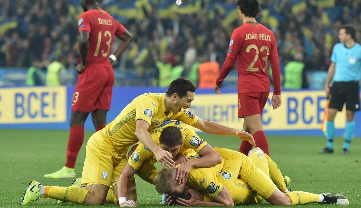 Para pemain Ukraina merayakan gol yang dicetak Andriy Yarmolenko ke gawang Portugal pada laga Kualifikasi Piala Eropa 2020 di Stadion NSK Olimpiyskyi, Kiev, Senin (14/10). Ukraina menang 2-1 atas Portugal. (AFP/Genya Savilov)