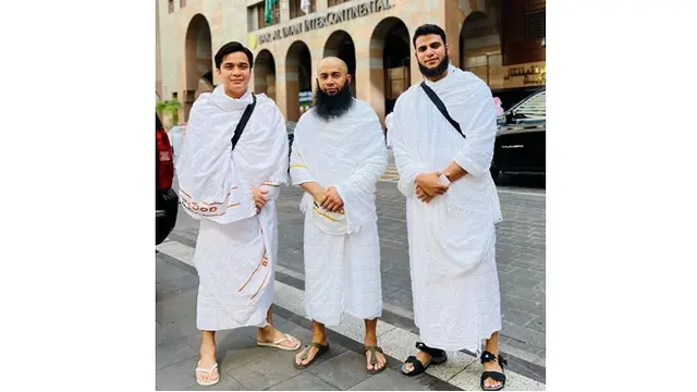 5 Potret Billy Syahputra Tampil Plontos saat Jalani Umrah Ini Curi Perhatian