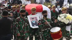Prajurit TNI mengusung peti jenazah Almarhum Azyumardi Azra untuk dimakamkam di Taman Makam Pahlawan Kalibata, Jakarta, Selasa (20/9/2022). Anggota TNI berbaris sambil membawa foto almarhum semasa hidup. Mereka berdiri dibelakang peti jenazah berbalut bendera merah-putih. (Liputan6.com/Herman Zakharia)