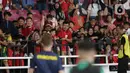 Sejumlah penonton antusias menyambut salah satu pemain Oxford United yang memnagi jersey usai laga perdana Grup A Piala Presiden 2025 di Stadion Utama Gelora Bung Karno (SUGBK), Jakarta, Minggu (6/7/2025). (Liputan6.com/Helmi Fithriansyah)